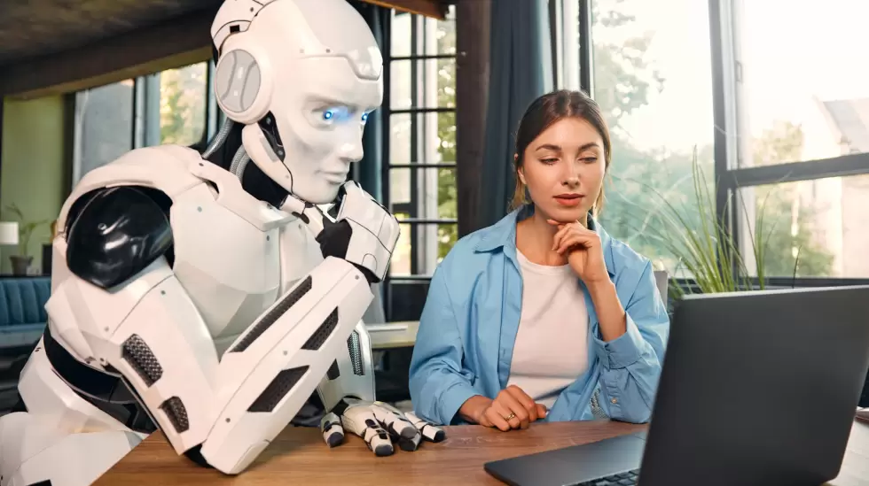 Persona consultando a un robot