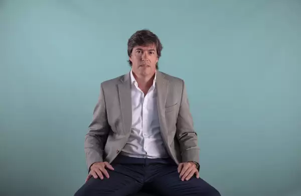 La cruzada de Caputo por los dólares y por qué es difícil que los argentinos los saquen del colchón: "No va a suceder"