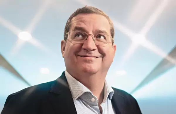 Quin es el venezolano que compite con Elon Musk para conectar tu telfono desde el espacio