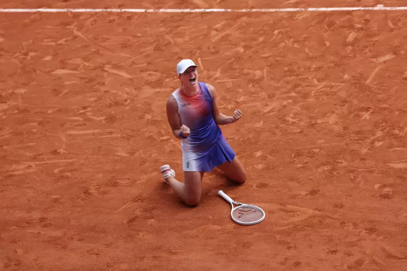 ROLEX TESTIMONEE IGA ŚWIĄTEK CELEBRATES CLAIMING HER FOURTH ROLAND-GARROS TITLE IN 2024  Rolex/Antoine Couvercelle