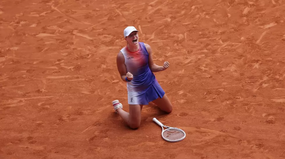 ROLEX TESTIMONEE IGA &#346;WI&#260;TEK CELEBRATES CLAIMING HER FOURTH ROLAND-GAR
