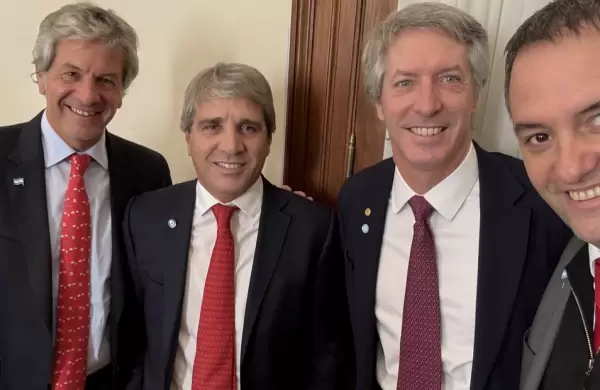 Cómo las nuevas medidas para los "dólares del colchón" pueden cambiar la economía y por qué los bancos las apoyan