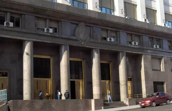 El Tesoro sigue comprando dlares, pero no los suficientes para afrontar los desafos de deuda