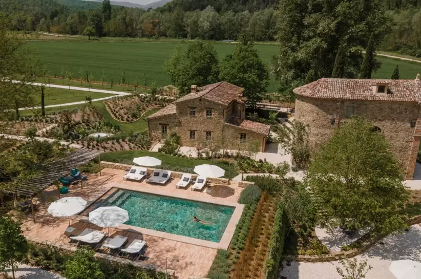 Vista area de Vocabolo Moscatelli con su piscina, capilla y villa principal.