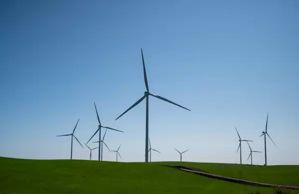 Buscan aprobar una nueva ley de renovables antes de fin de año para evitar una ola de impuestos al viento y al sol