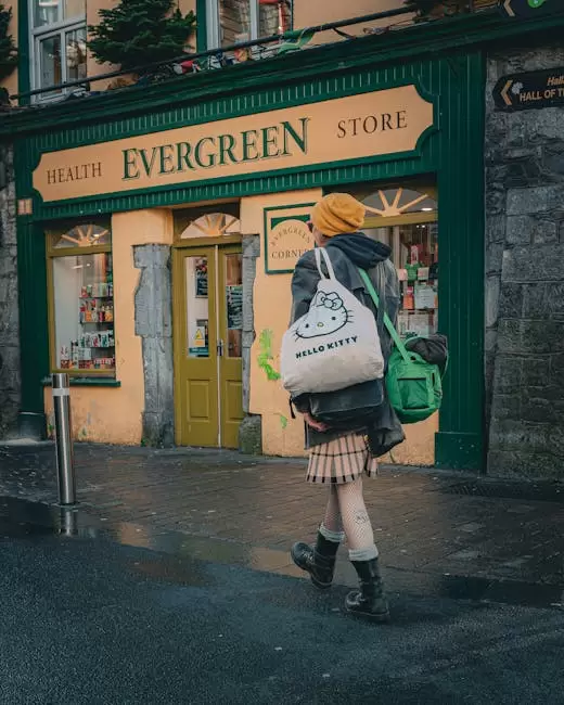 Una persona con una bolsa de Hello Kitty pasa frente a Evergreen Store en Galway, Irlanda.