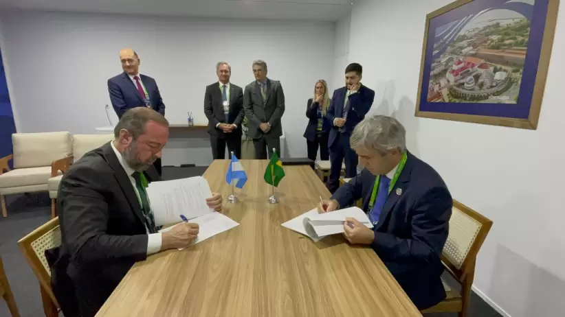 El acuerdo firmado entre Luis Caputo y el ministro de Energía de Brasil, Alexandre Silveira