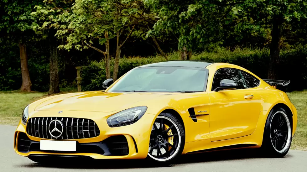 Auto amarillo