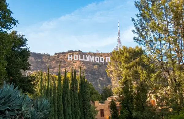Guerra por derechos: Disney y Universal acusan a Midjourney de copiar sus personajes y temen que lance su streaming