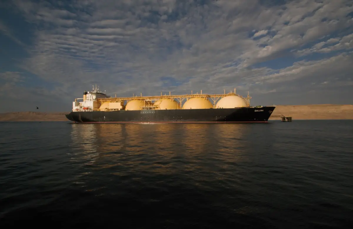 El Gobierno suspende la privatización del GNL para no trasladar el shock de precios de la guerra