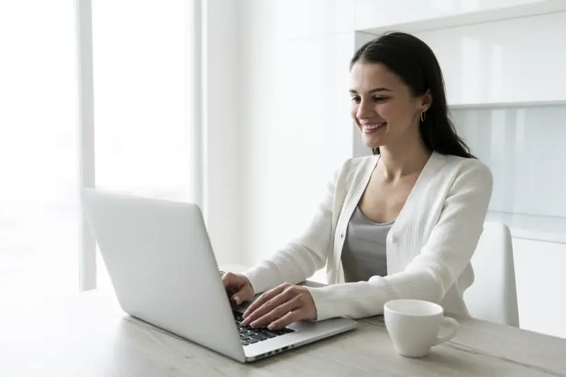 tiro-medio-mujer-que-trabaja-en-la-computadora-portatil
