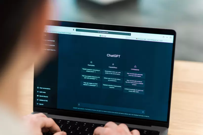 chat-de-ia-abierto-en-la-computadora-portatil