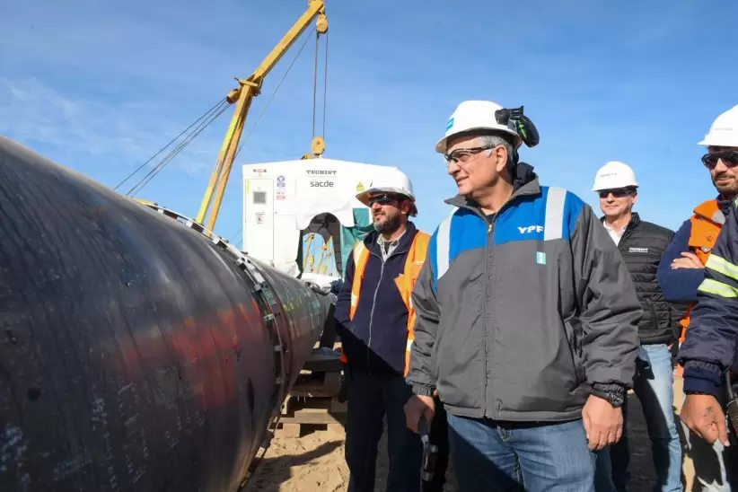 Horacio Marn, presidente y CEO de YPF, en una recorrida por la obra.