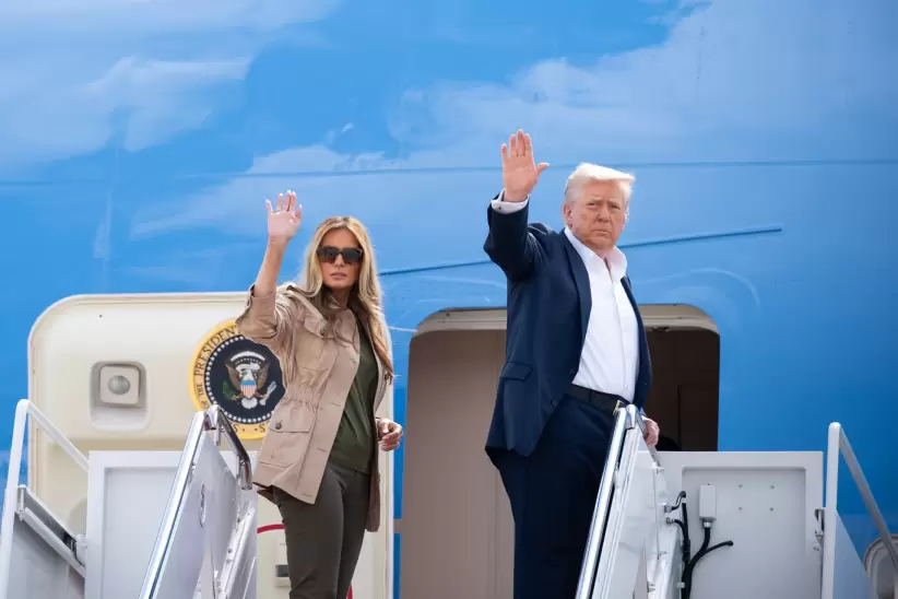 Donald Trump y Melania Trump subiendo al avin presidencial Air Force One.