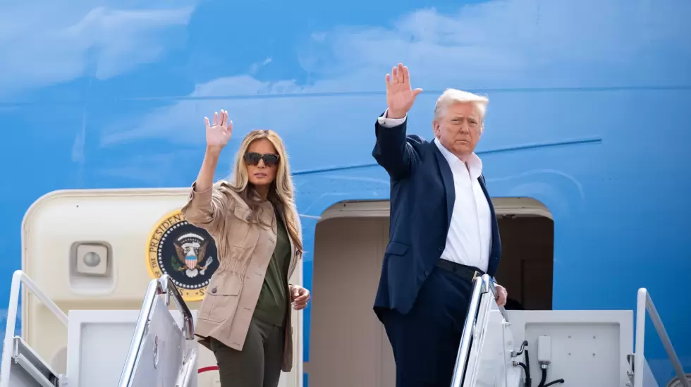 Donald Trump y Melania Trump subiendo al avin presidencial Air Force One.