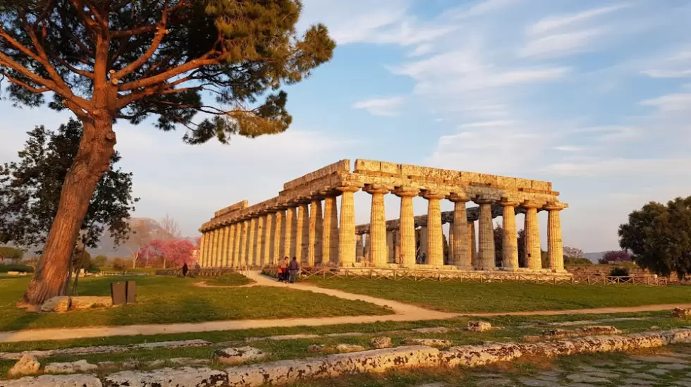 Templos griegos antiguos en Paestum