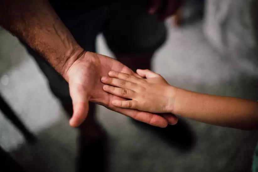 Manos De Padre E Hijo Juntas