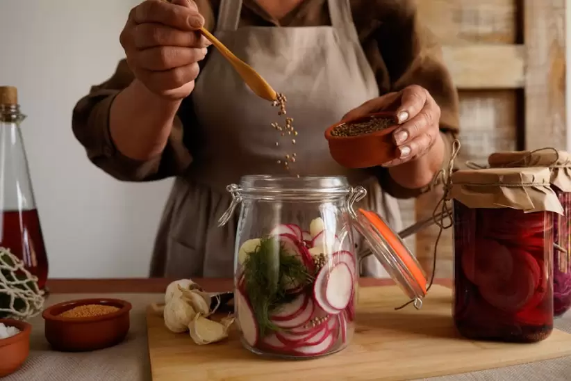 Proceso De Encurtido Casero En Cocina Rústica Pickle