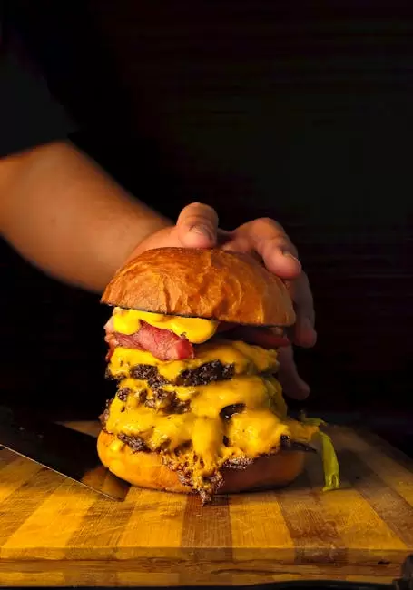 Hamburguesa Con Queso Gigante Sobre Tabla De Cortar