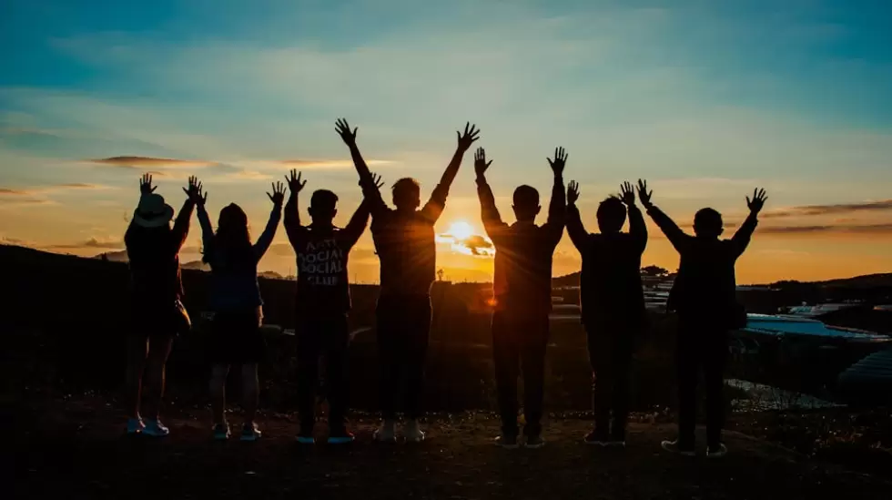 Silueta De Personas Durante La Puesta De Sol