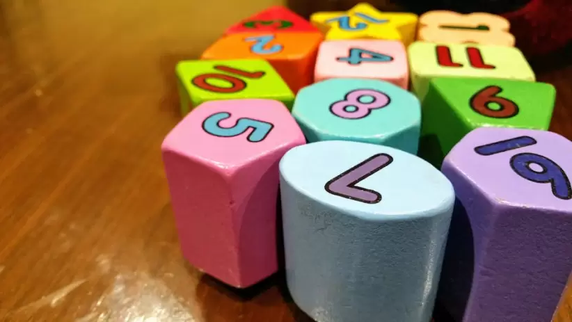 Juguete De Dados De Colores Surtidos Sobre Mesa De Madera