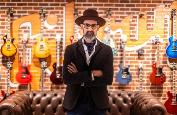 El argentino que transformó Gibson y hoy lidera la marca de guitarras más elegida por las leyendas del rock