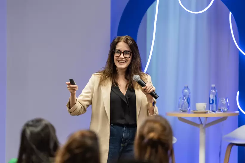 Presentacin por Ximena Daz Alarcn. "HR como arquitecto del futuro - 15 tendencias para ir ms all".