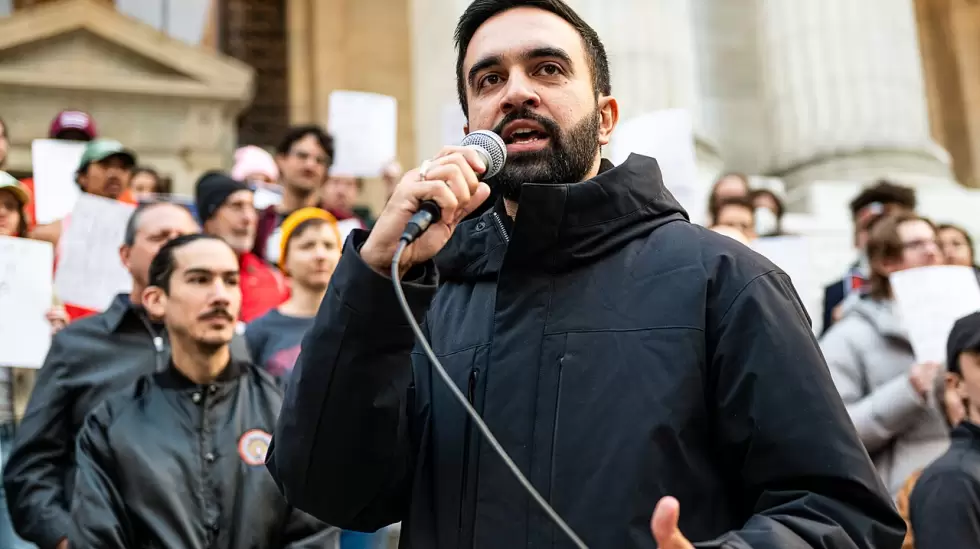 Zohran Mamdani en la manifestación "Resistir el Fascismo" en Bryant Park el 27 d