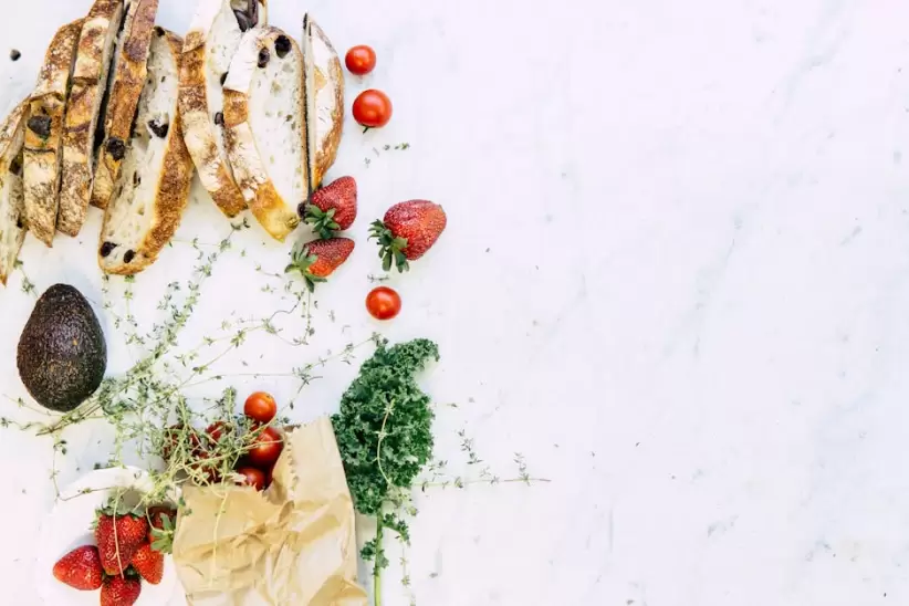 Fotografa Flatlay De Fresas Y Pan De Molde