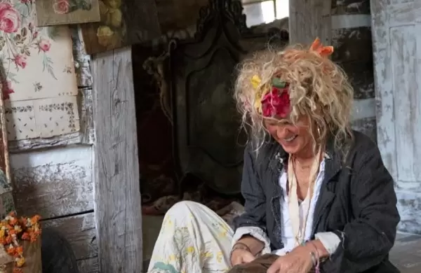 La historia de la diseñadora que vivió en la calle y creó una marca con la que viste a celebridades