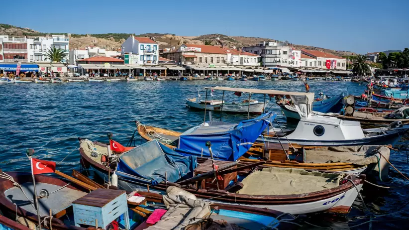 Esmirna, en la costa del Mar Egeo, se destaca por su tradición y productos frescos de la región.