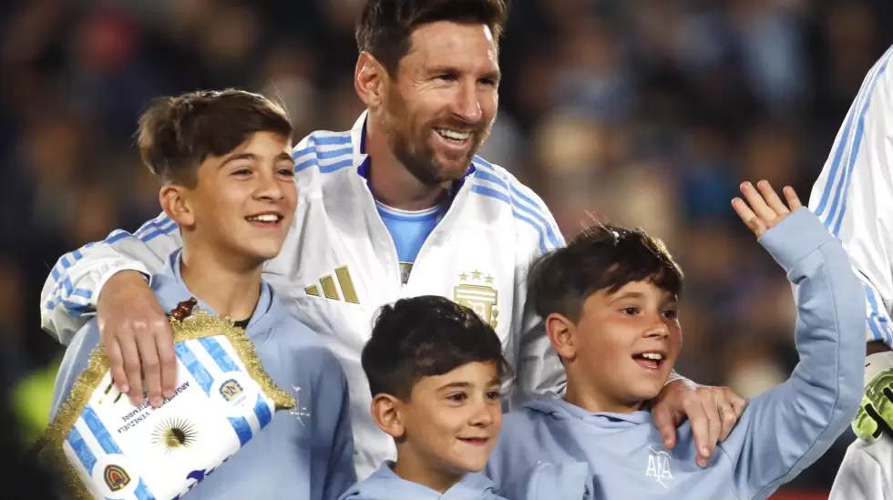 Messi y sus hijos en el Monumental frente a Venezuela (Photo by Marcos Brindicci