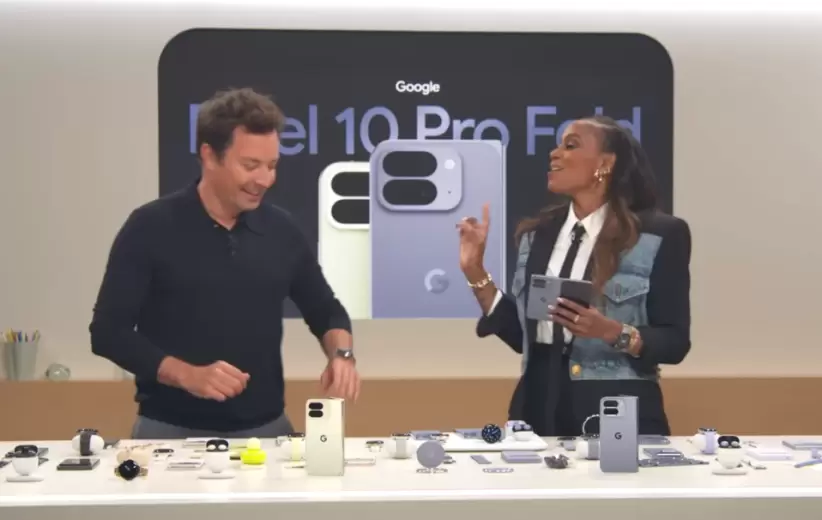 Jimmy Fallon con la ejecutiva de productos de Google, Adrienne Lofton