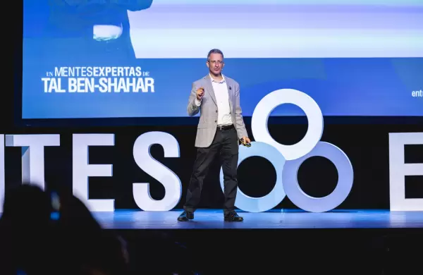 Del aula de Harvard al Teatro Metro: las tres trampas mentales que impiden vivir una vida plena que abordarTal Ben-Shahar en Montevideo