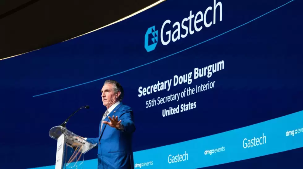 Doug Burgum en Gastech, Italia