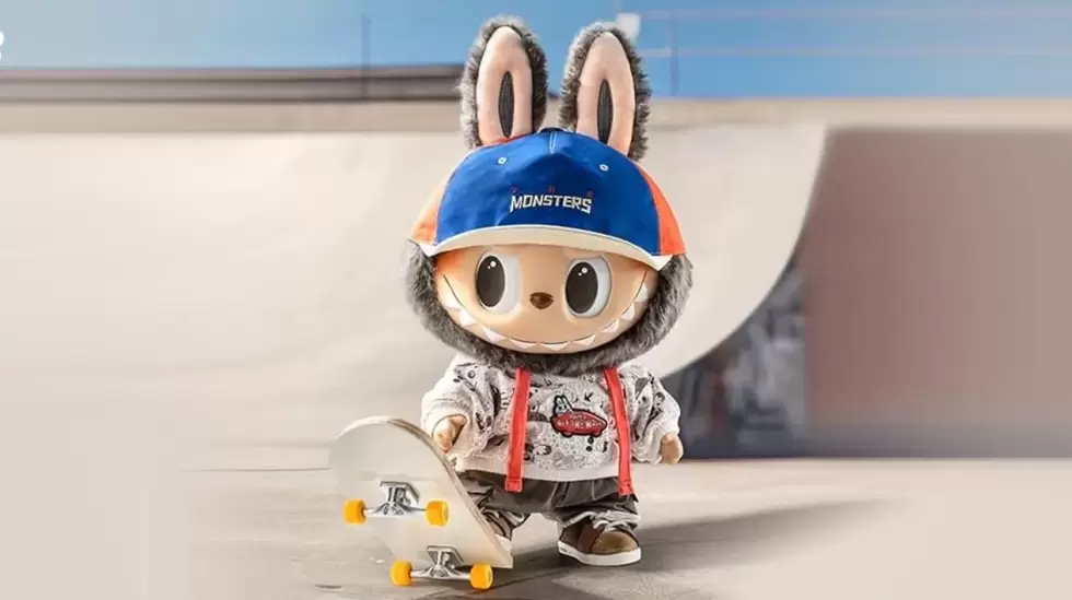 El mueco de peluche de vinilo Labubu x Vans Old Skool.