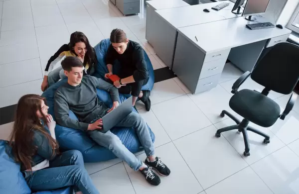 1 de cada 3 trabajadores de la Generación Z planea cambiar de empleo en el próximo año