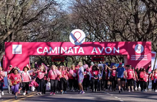 Miles de personas se sumaron a la Caminata Avon en una nueva edicin de la lucha contra el cncer de mama