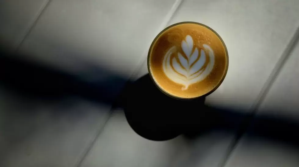 Vista superior de un latte con bellas obras de arte en Ciudad de Mxico. Captura