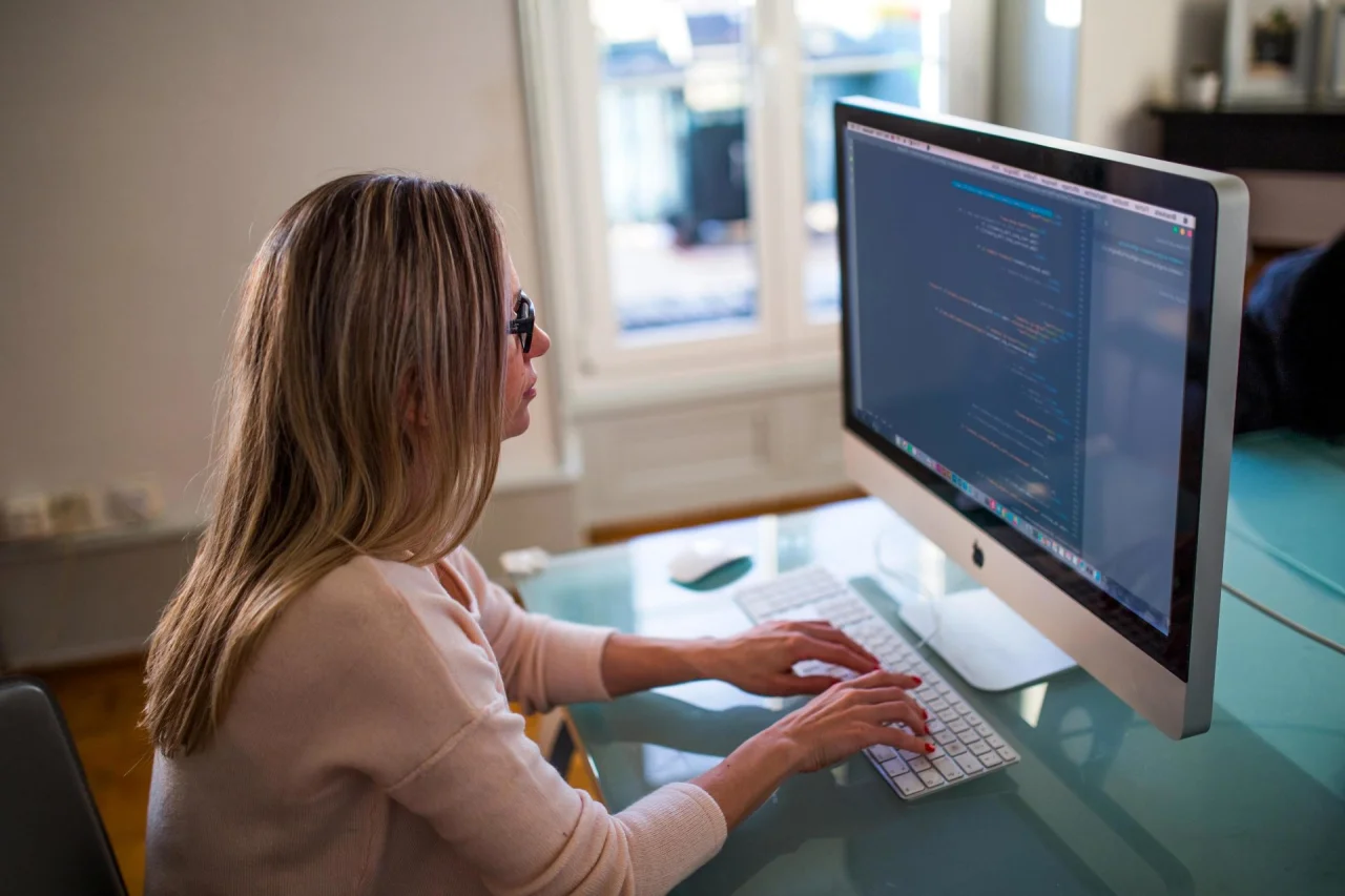 Mujeres en tecnología. Foto: Pixinio. - Pixinio