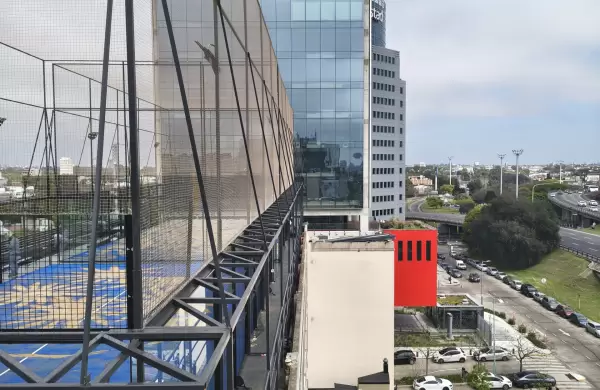 Oficinas con canchas de padde en altura: inversión de US$ 2,5 millones en un edificio que funciona como un club de emprendedores techie