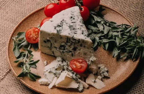 Del Roquefort a la mesa argentina: la historia y versatilidad del queso azul impulsan su consumo