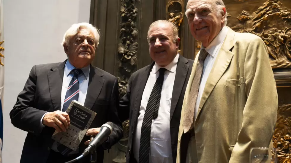 Sanguinetti y Luis Alberto Lacalle junto a Nelson Fernndez en la presentacin d