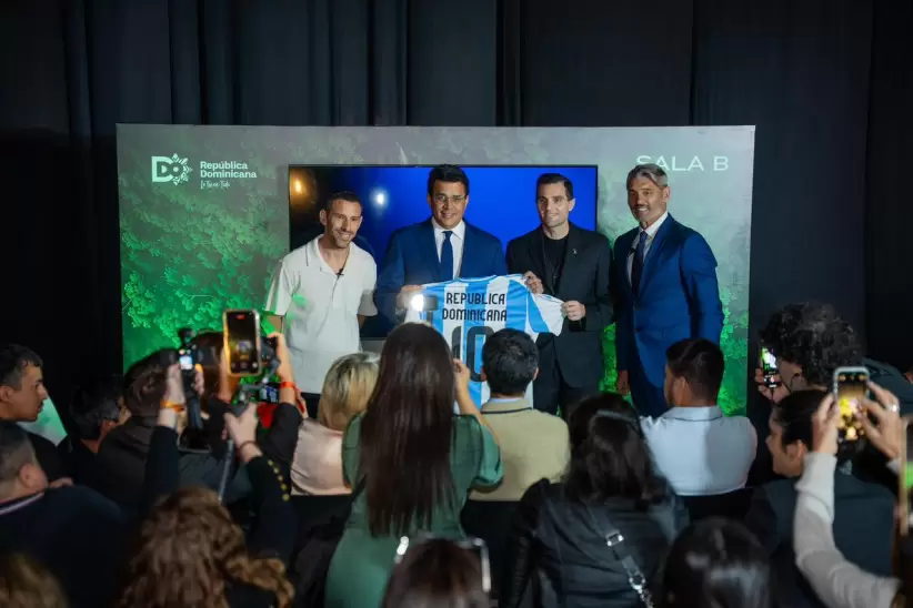 Charla "Turismo, liderazgo e inspiración" en Meet in Paradise. El ministro de Turismo junto a los exfutbolistas Maxi Rodríguez y Sergio Goycochea.