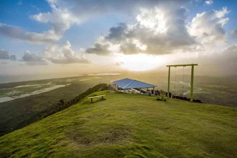 Montaña Redonda, en Miches, es el mirador 360° más icónico de República Dominicana.