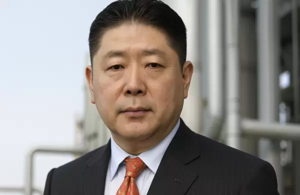 El multimillonario que se hizo rico fabricando placas para chips de IA sin que nadie supiera su nombre