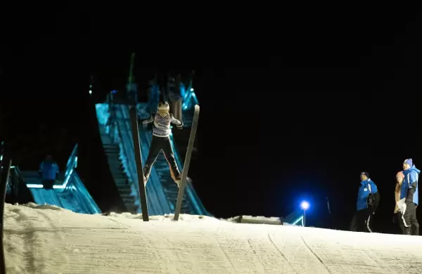 Esquiar de noche? Estos destinos ofrecen la montaa solo para vos, con cena, spa y aerosilla iluminada