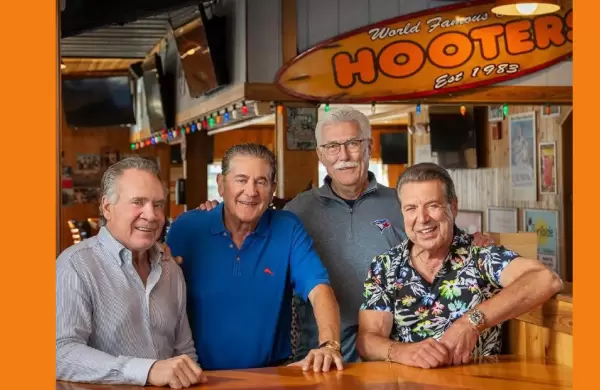 Tienen 70 aos, son amigos hace dcadas y juntaron US$40 millones para recuperar Hooters, el negocio de sus vidas