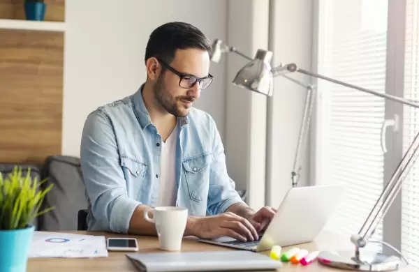 Santander apuesta por los freelancers y lanza un canal bancario para traer dólares del exterior