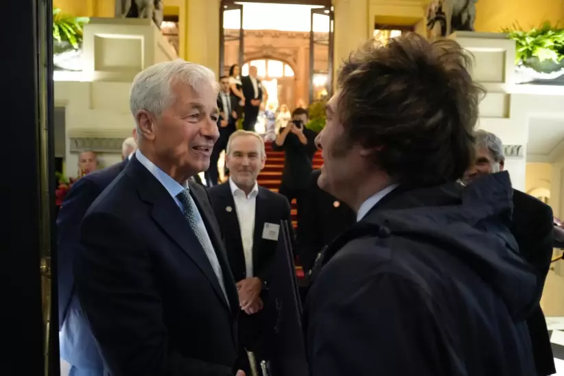 Jamie Dimon y Javier Milei, un saludo protocolar no sin gestos de reconocimiento y respeto.